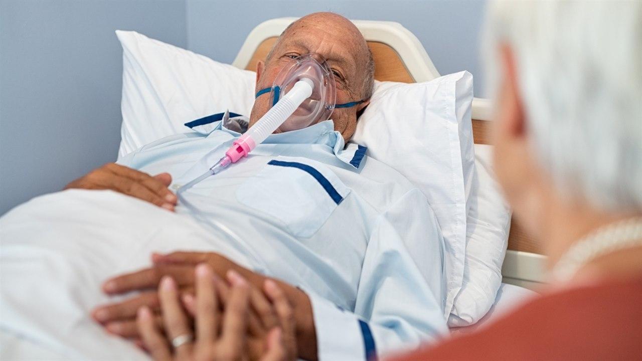 Illustrasjonsfotoet viser eldre mann i sykehusseng med oksygenmaske