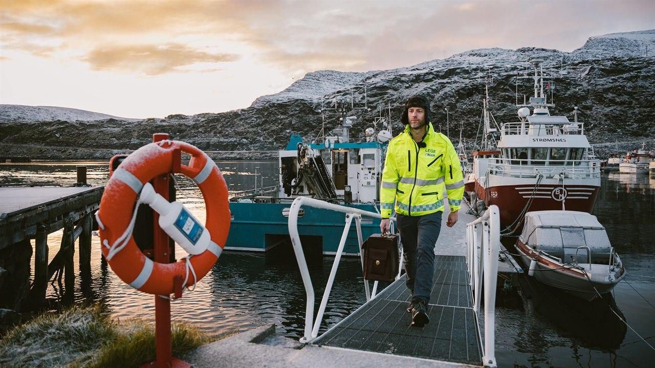 Illustrasjonsbilde viser fastlege Erik Prestgaard på en kaie i Finnmark