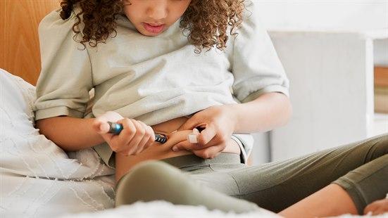 Illustrasjonsfoto av ei jente som setter insulin i magen.