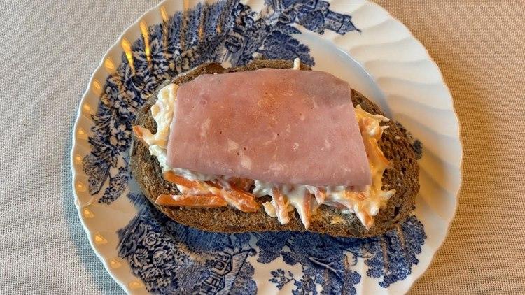 Foto av brødskive med italiensk salat og skinke