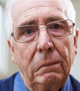 Illustrasjonsfotoet viser en eldre mann med skjevhet i ansiktet