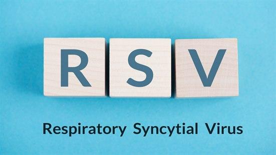 Bilde med teksten RSV i store bokstaver. Under står Respiratory Syncytial Virus.