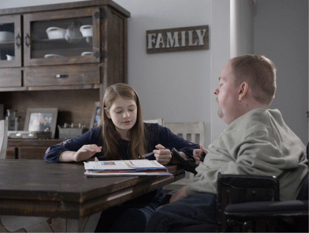 Illustrasjonsfotoet viser to som sitter ved et bord