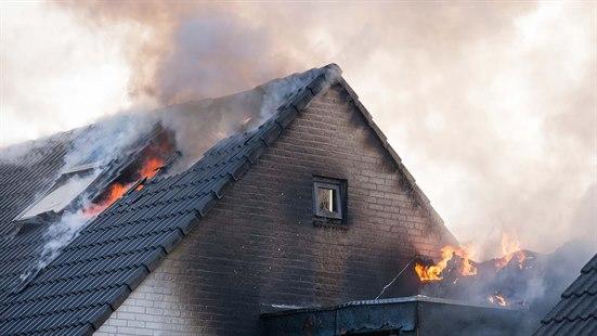 Illustrasjonsfoto av toppen på et murhus som står i flammer.