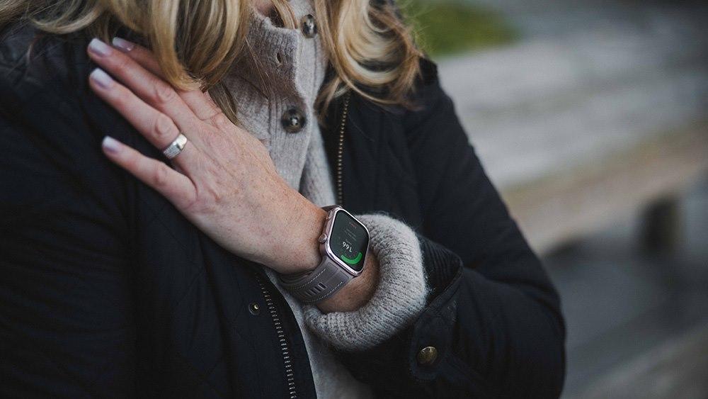 Illustrasjonsbilde viser en kvinne som holder hånden over hjertet. Hun har på seg en smartklokke som måler blodtrykk gjennom hele dagen