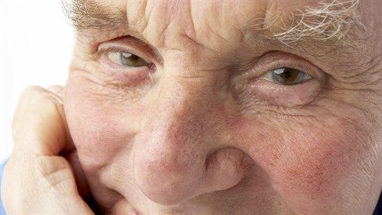 Illustrasjonsfotoet viser nærbilde av ansiktet til en eldre mann