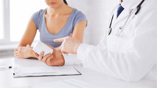 Lege sitter sammen med pasient og har en gjennomgang av resepten